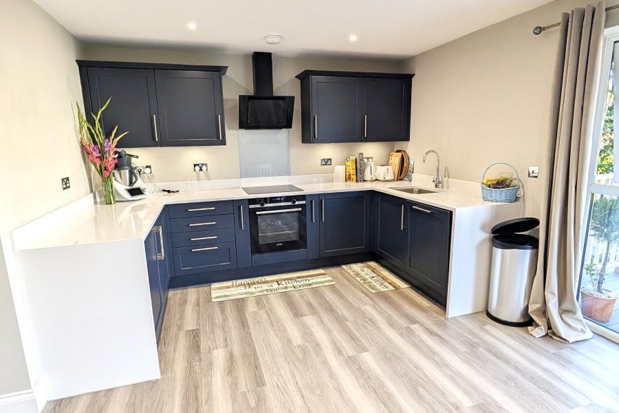 Flat Claremont Avenue in Woking