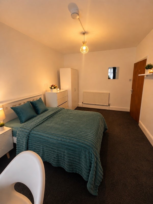 Room Colchester Road in Greater London