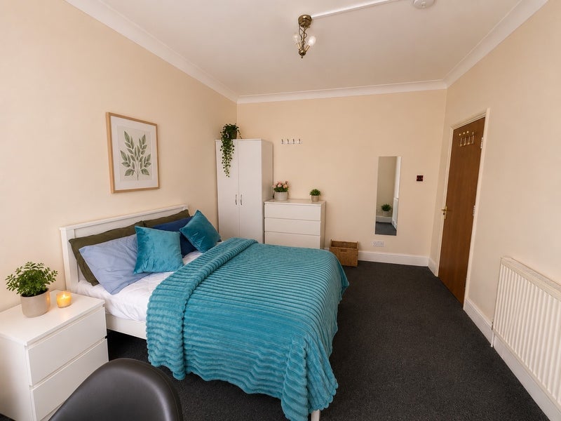 Room Colchester Road in Greater London