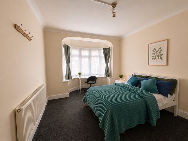 Room Colchester Road in Greater London