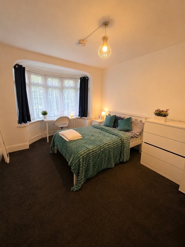 Room Colchester Road in Greater London