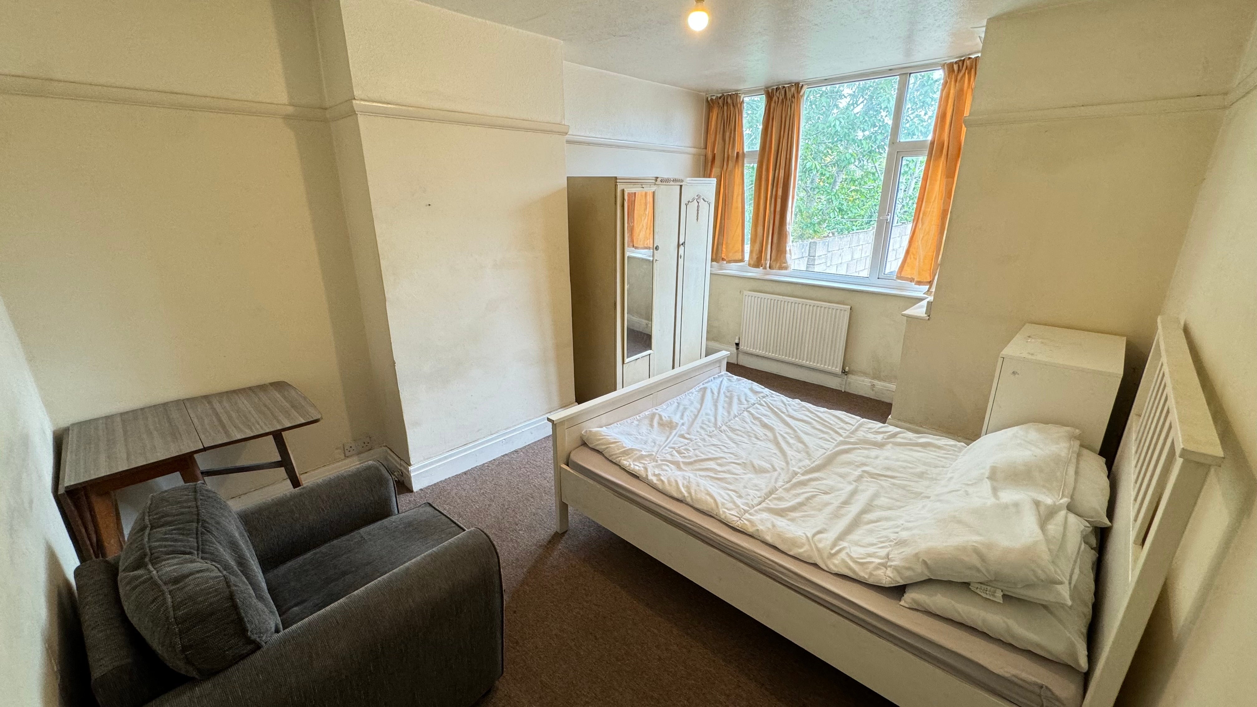 Room Radley Road in Bristol