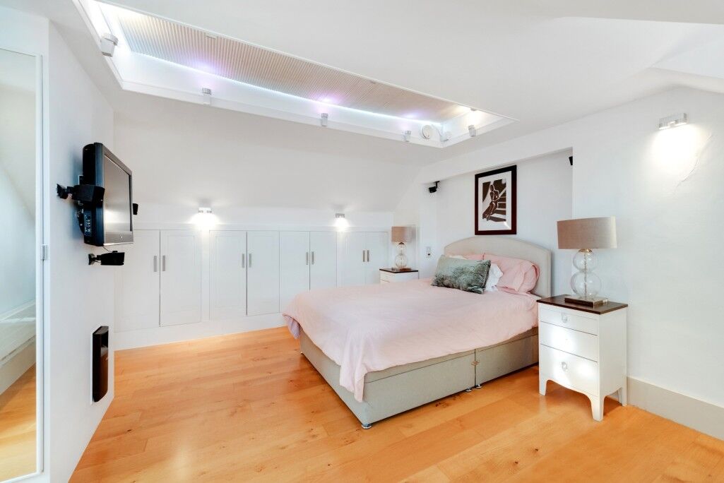 Flat Downside Crescent in Greater London