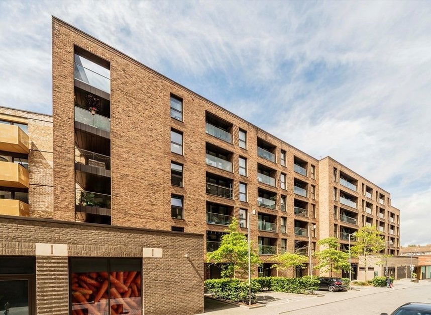 Flat Yeoman Street in Greater London