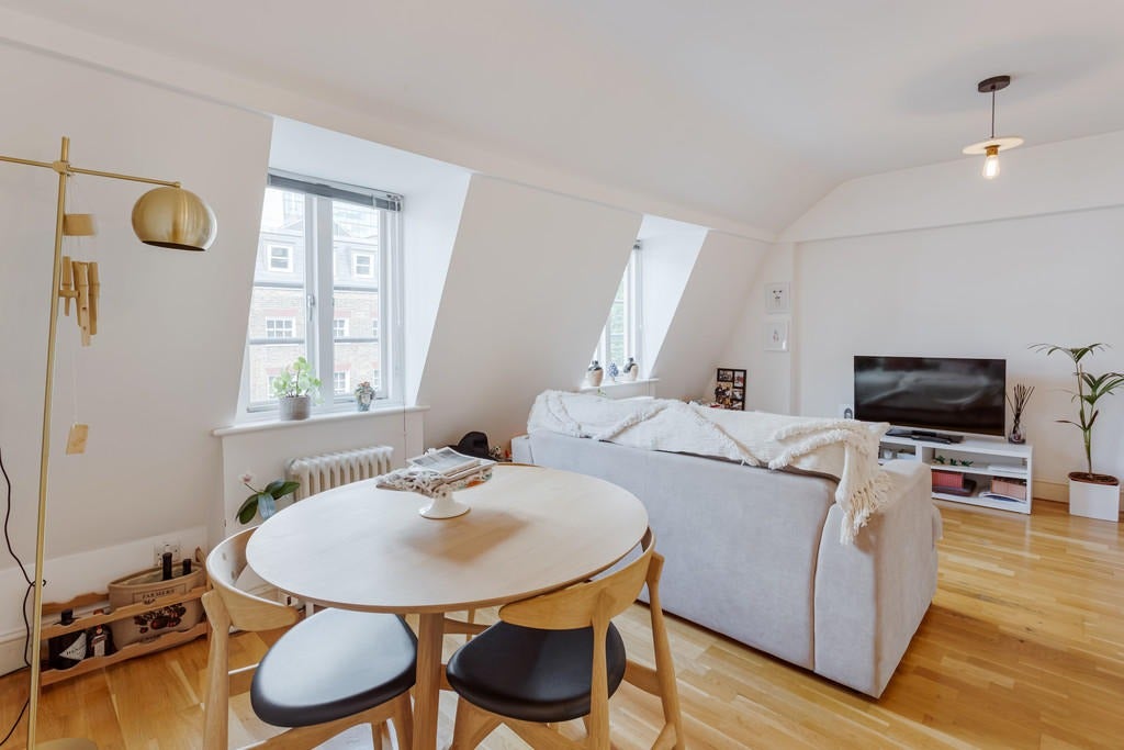 Flat Charlotte Street in Greater London