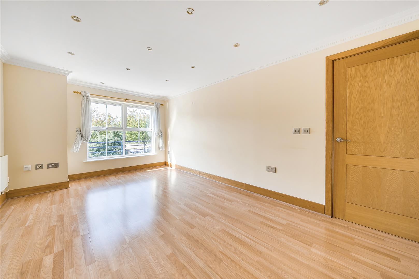 Flat Richmond Road in Greater London