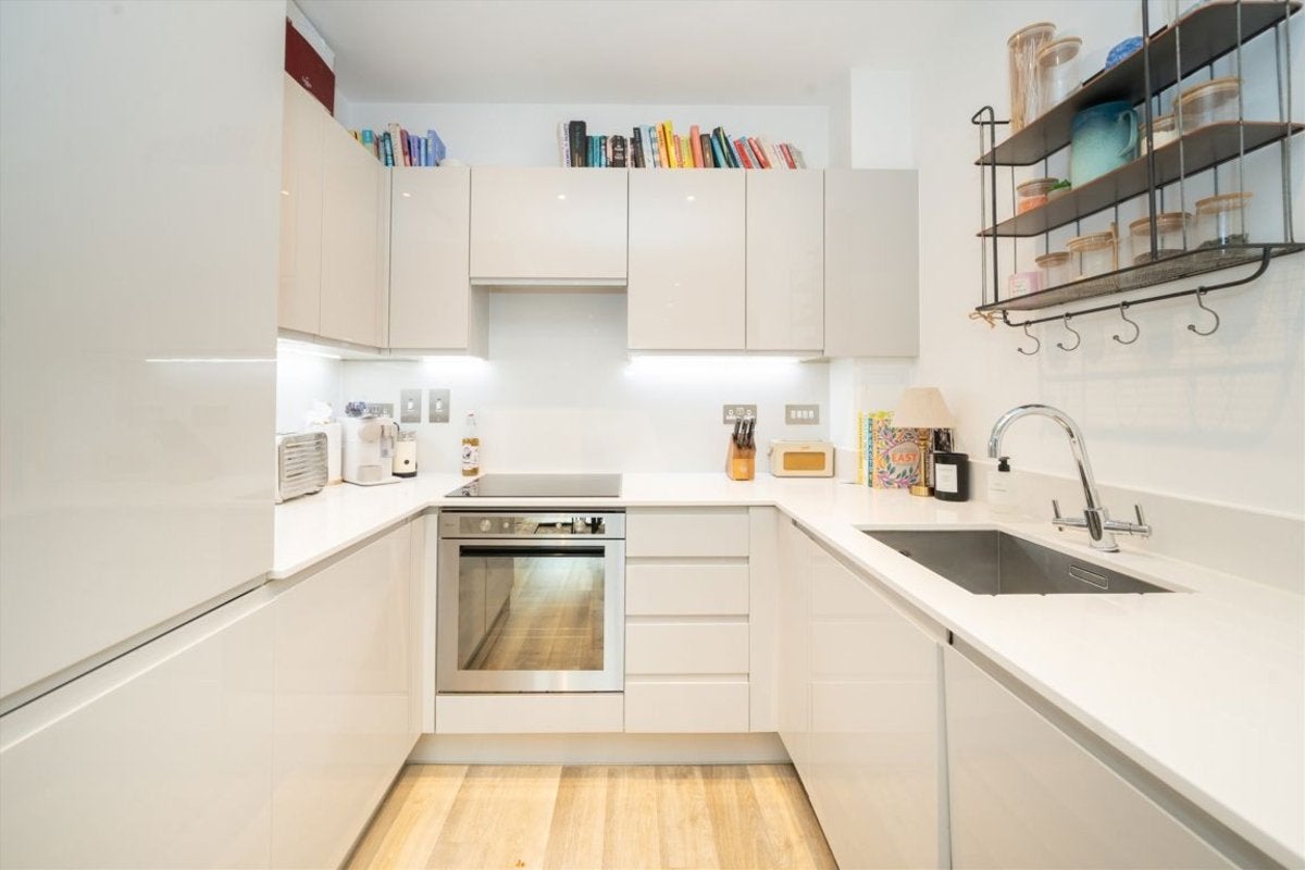 Flat Bridges Court in Greater London