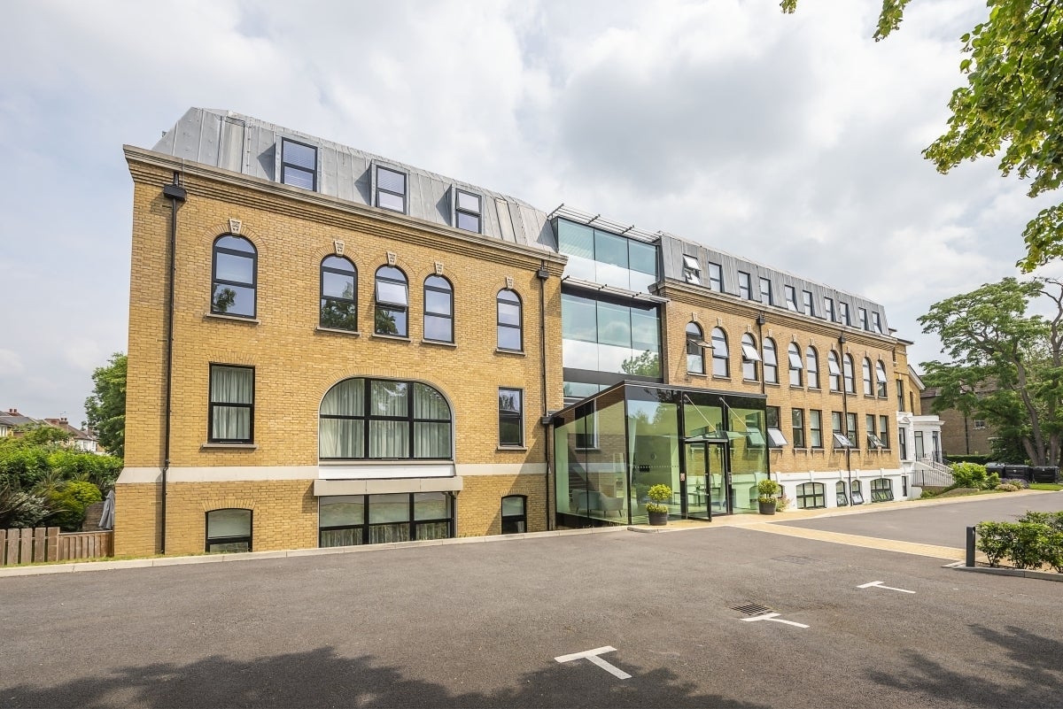 Flat Hampton Road in Greater London