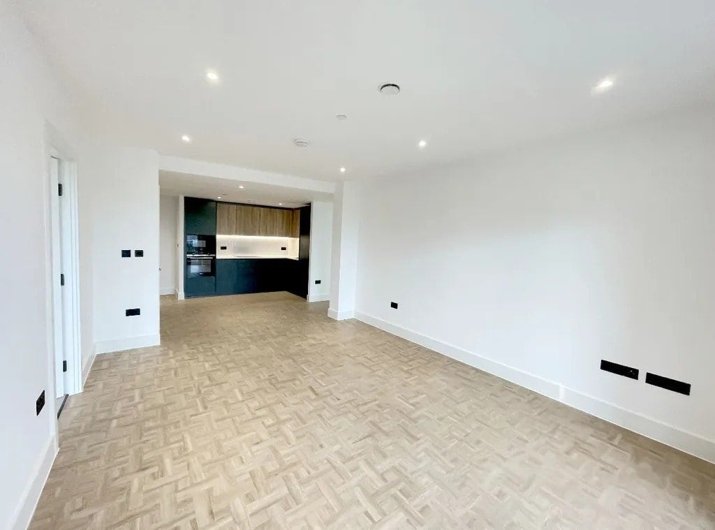 Flat Boutflower Road in Greater London