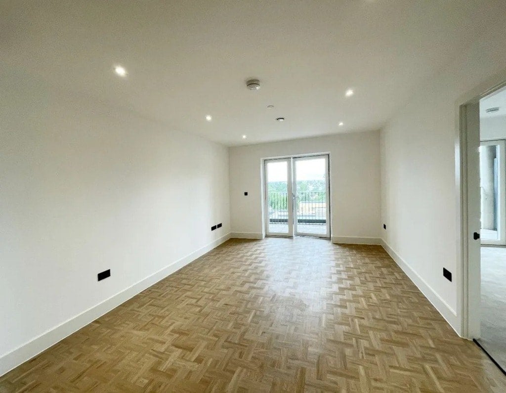 Flat Boutflower Road in Greater London