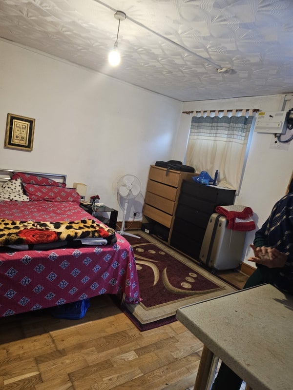 Room Petersfield Avenue in Slough