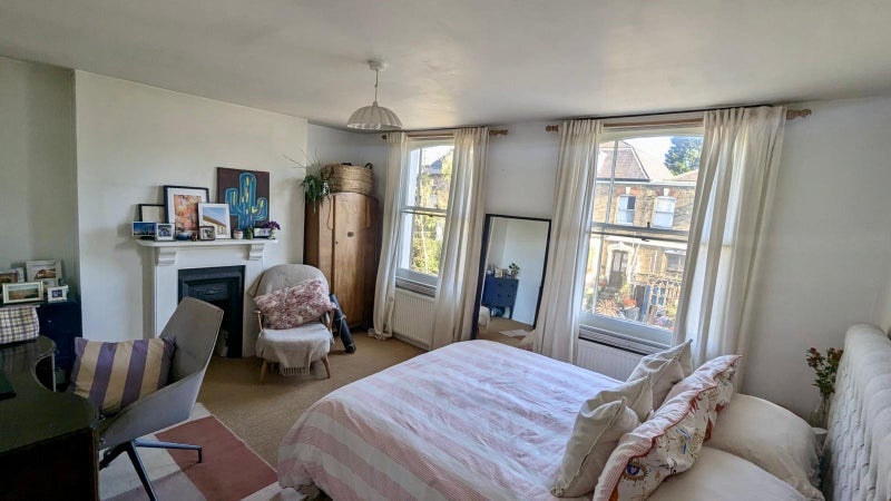 Room Lausanne Road in Greater London