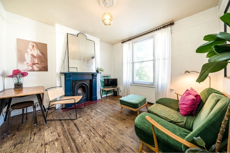 Room Lausanne Road in Greater London