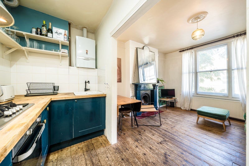 Room Lausanne Road in Greater London