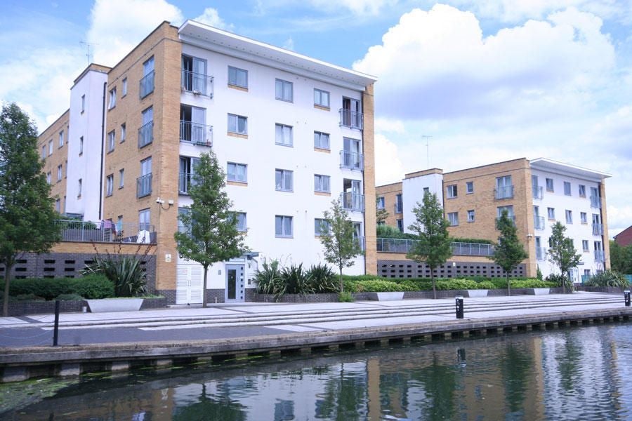 Flat Taywood Road in Greater London