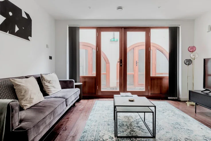 Flat Cleveland Street in Greater London