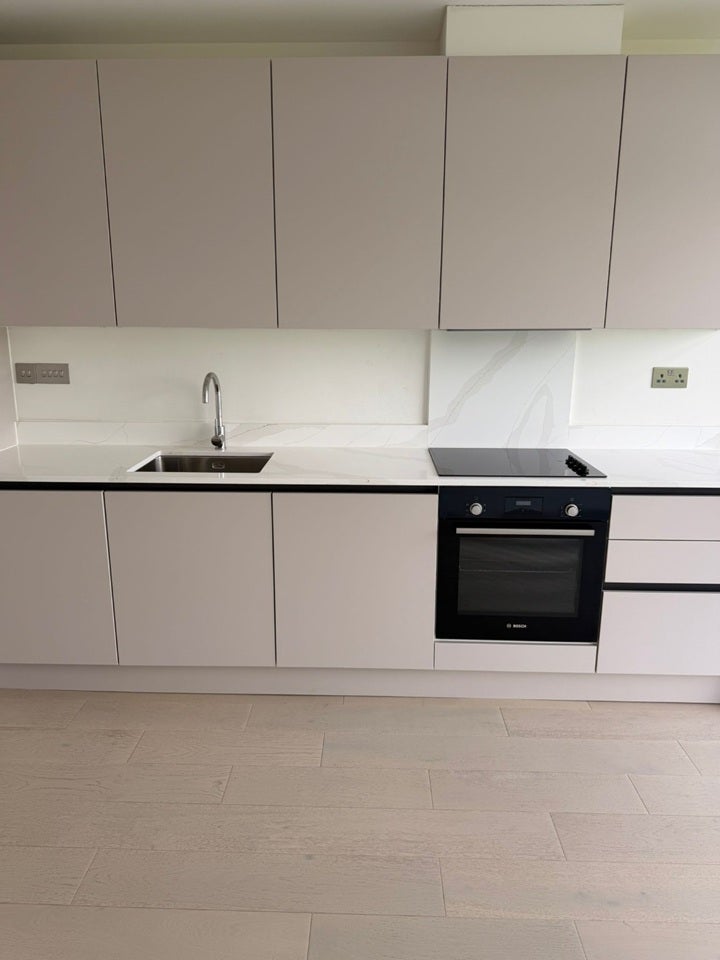 Flat Brampton Grove in Greater London