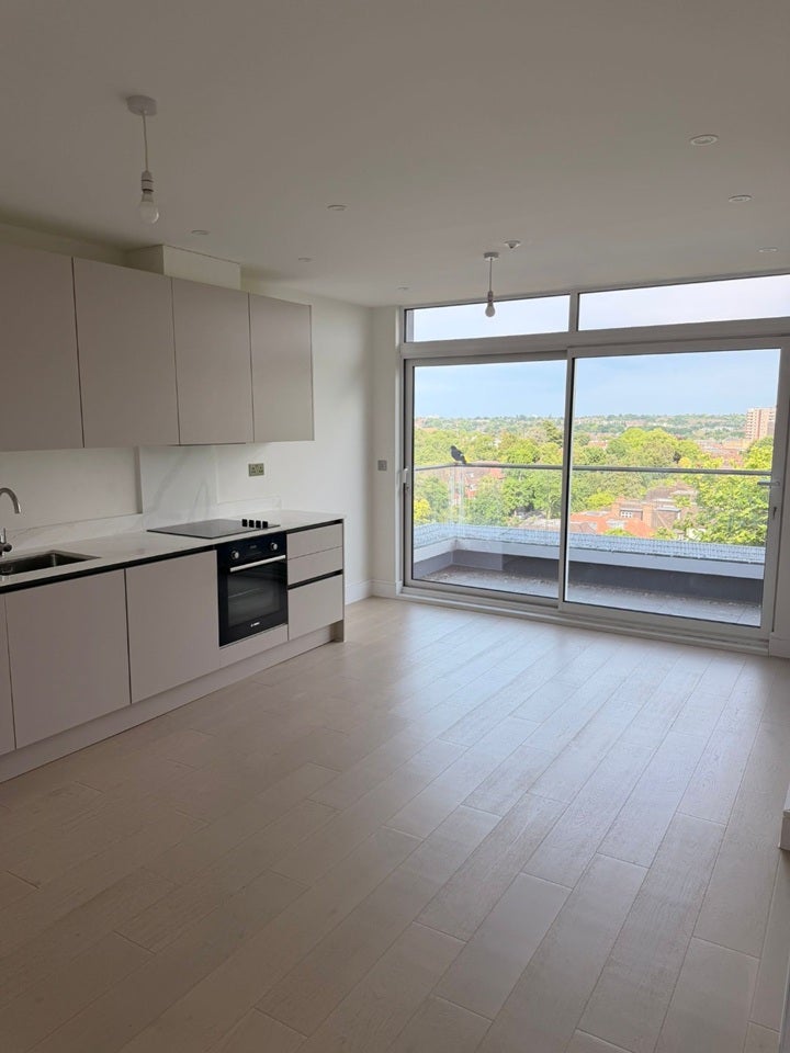 Flat Brampton Grove in Greater London