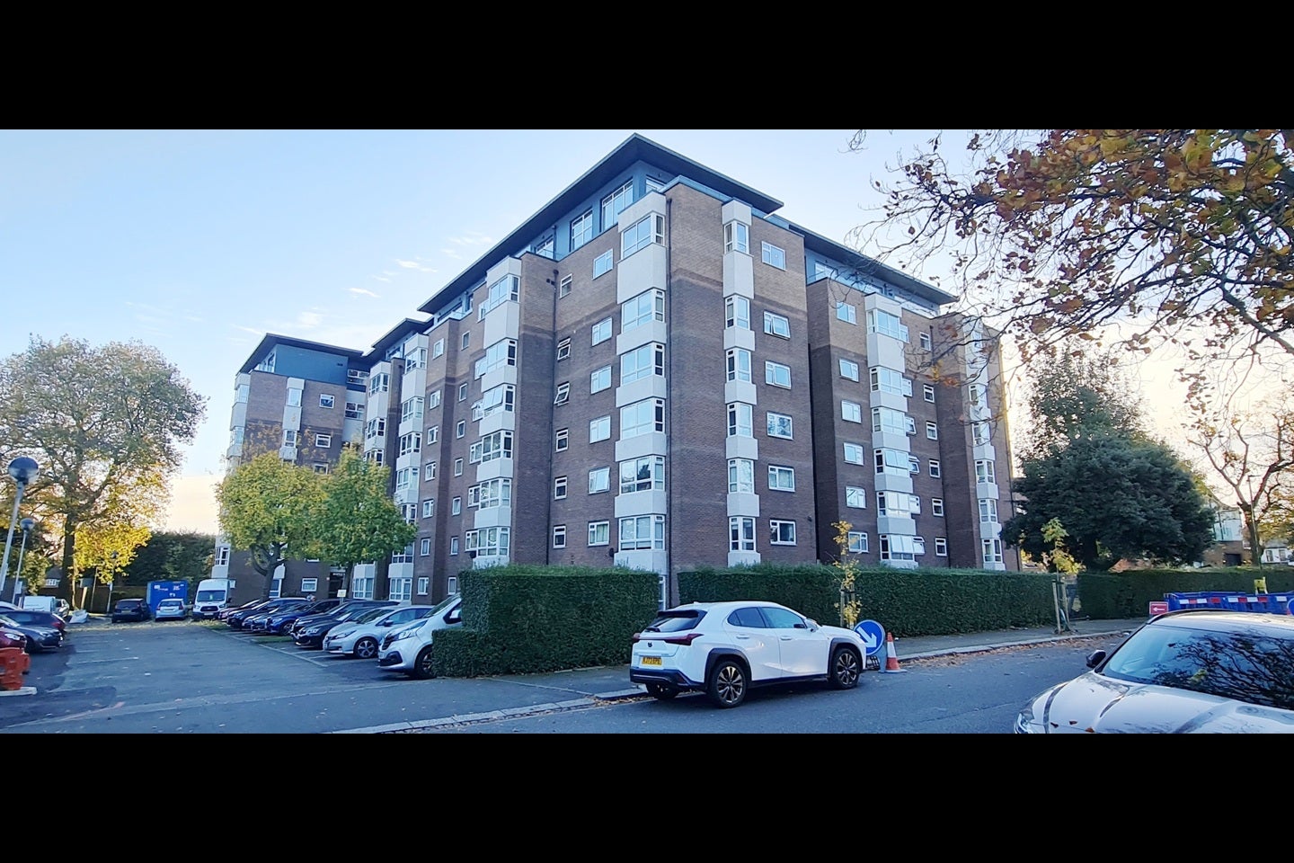 Flat Brampton Grove in Greater London