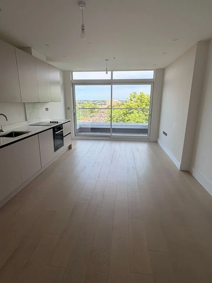 Flat Brampton Grove in Greater London