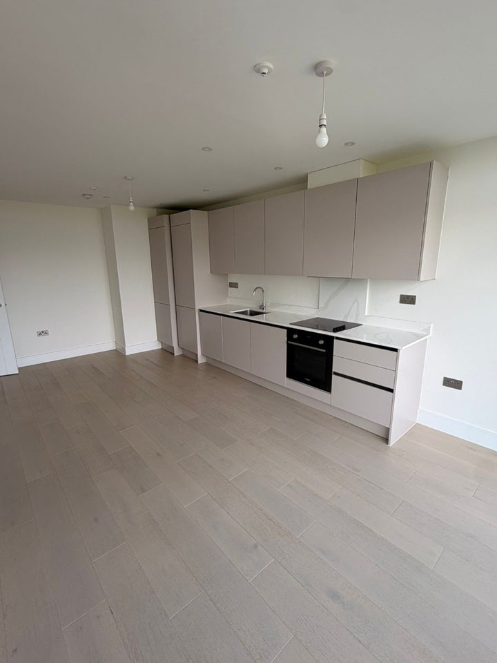 Flat Brampton Grove in Greater London