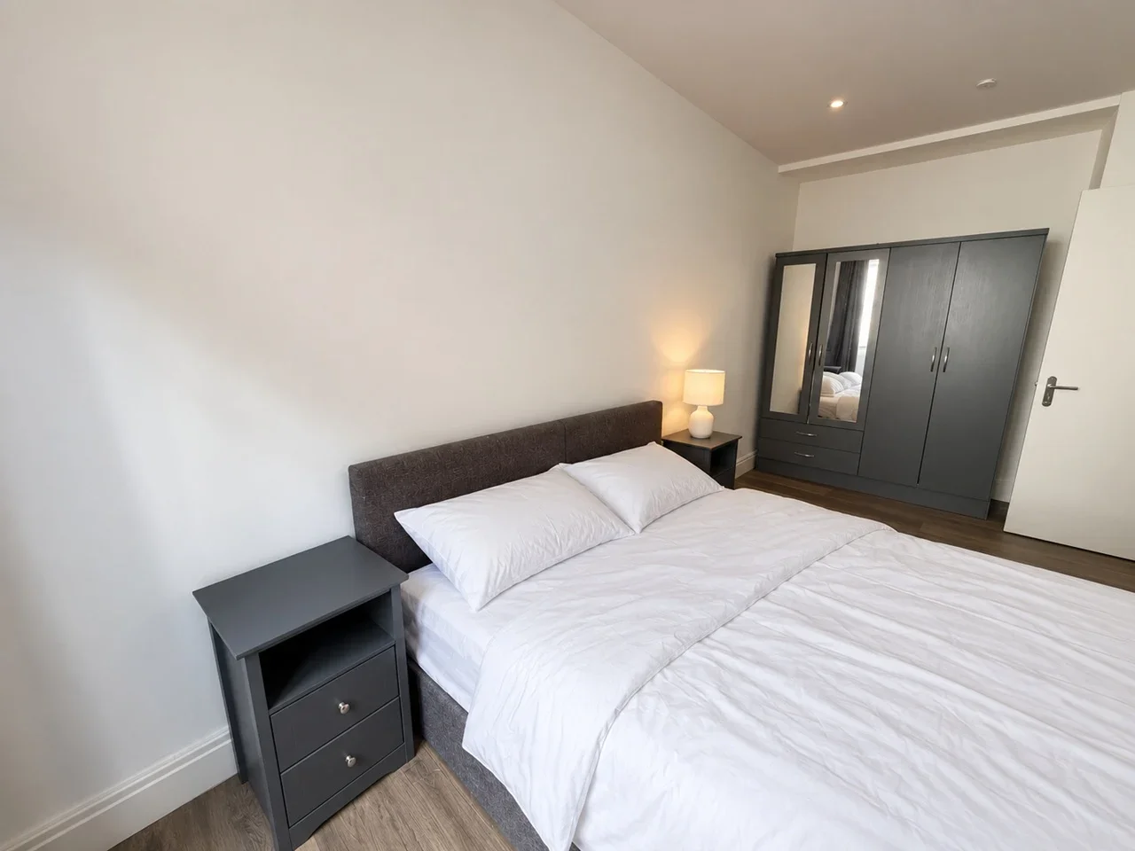 Room Mitcham Lane in Greater London