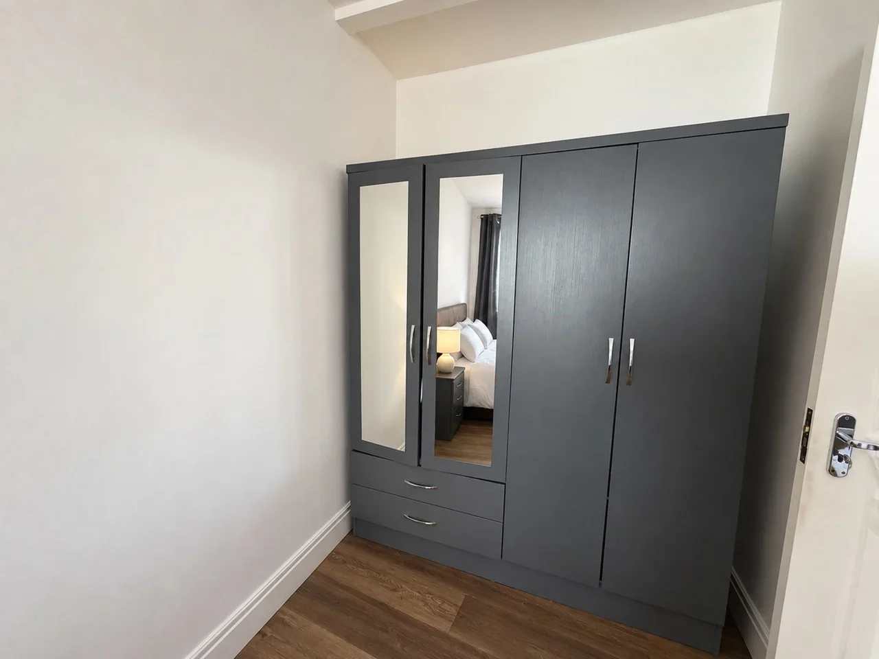 Room Mitcham Lane in Greater London