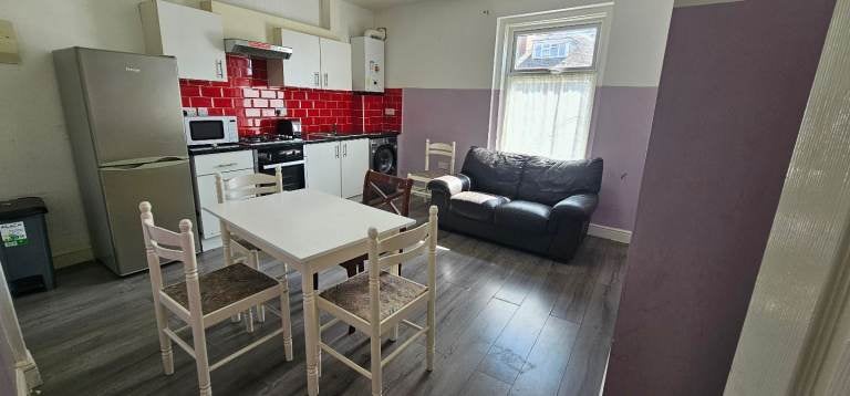 Flat Lascelles Road East in Leeds