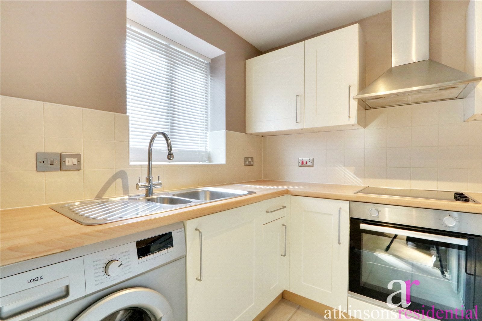 Flat Woodridge Close in Greater London
