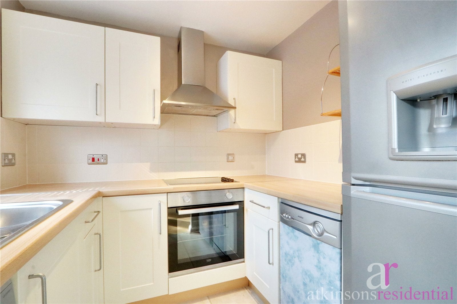 Flat Woodridge Close in Greater London