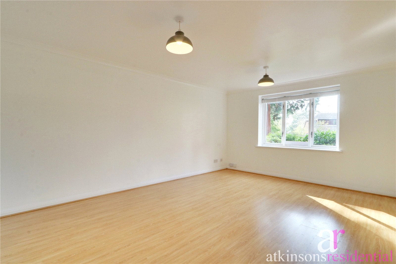 Flat Woodridge Close in Greater London