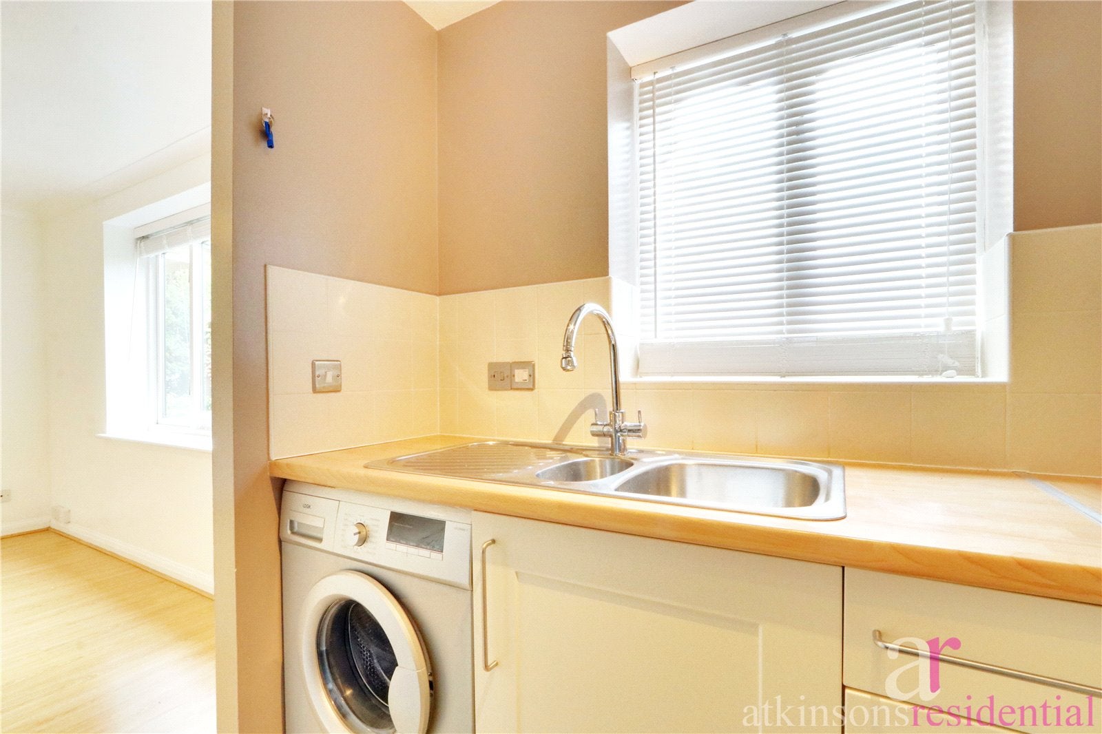Flat Woodridge Close in Greater London