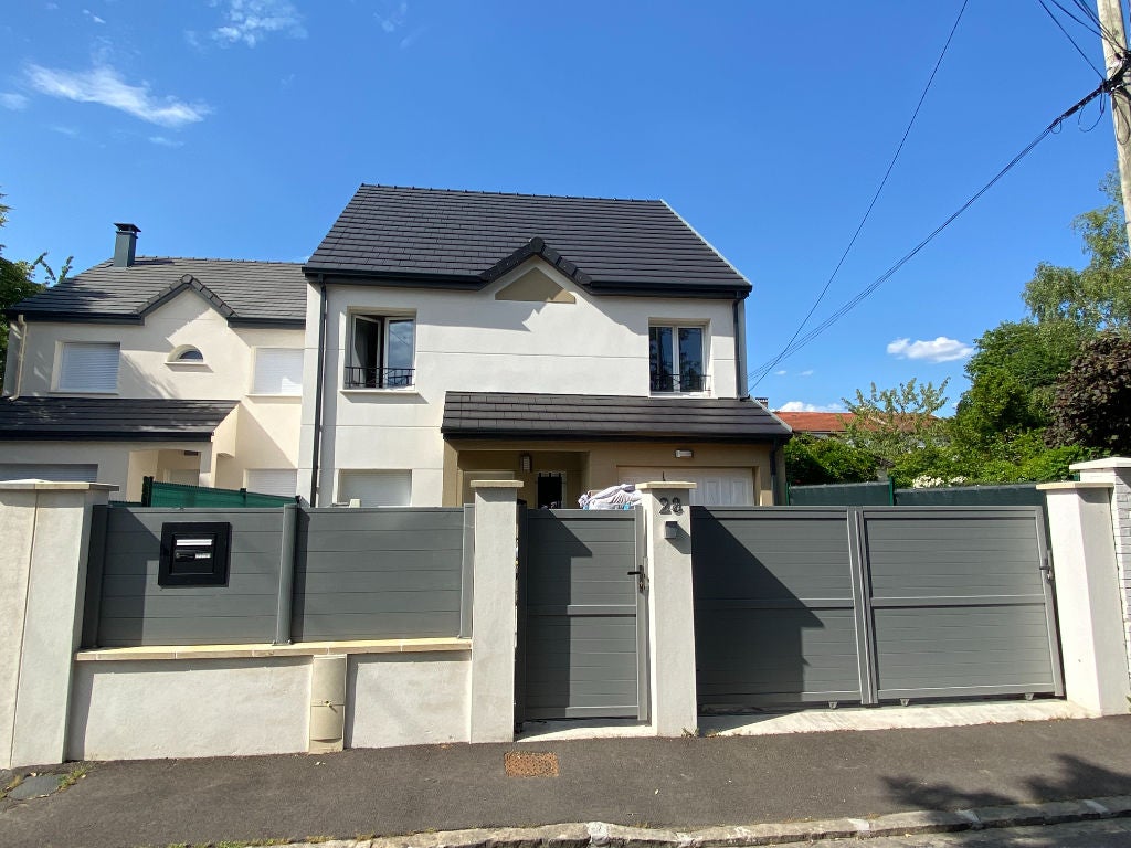 House Avenue Gabriel Péri in Sainte-Geneviève-des-Bois