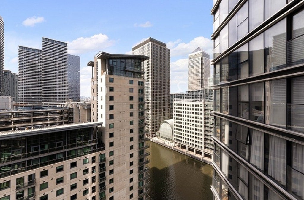 Flat Marsh Wall in Greater London