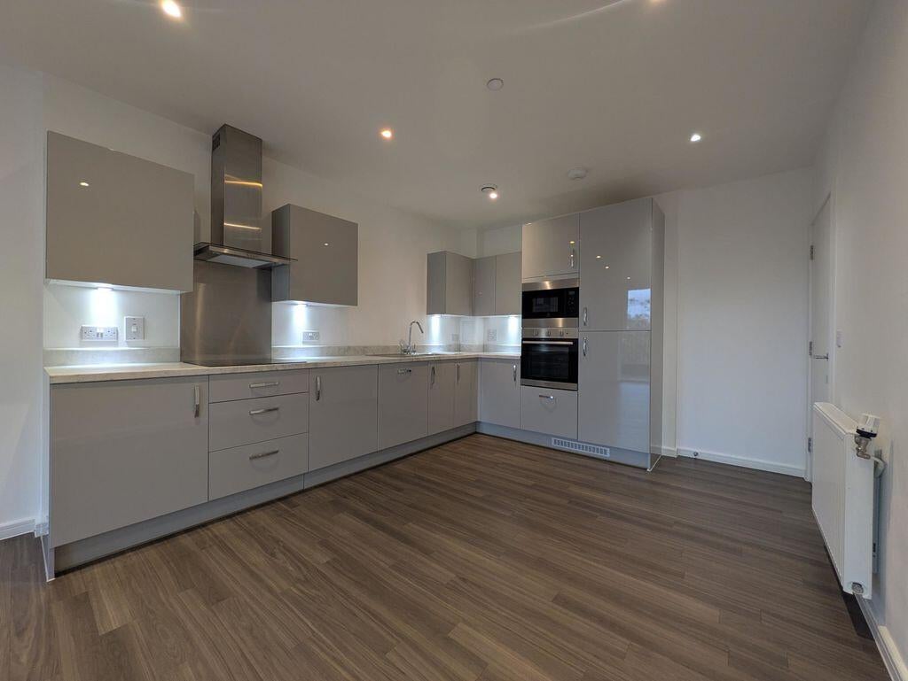 Flat Bollo Lane in Greater London