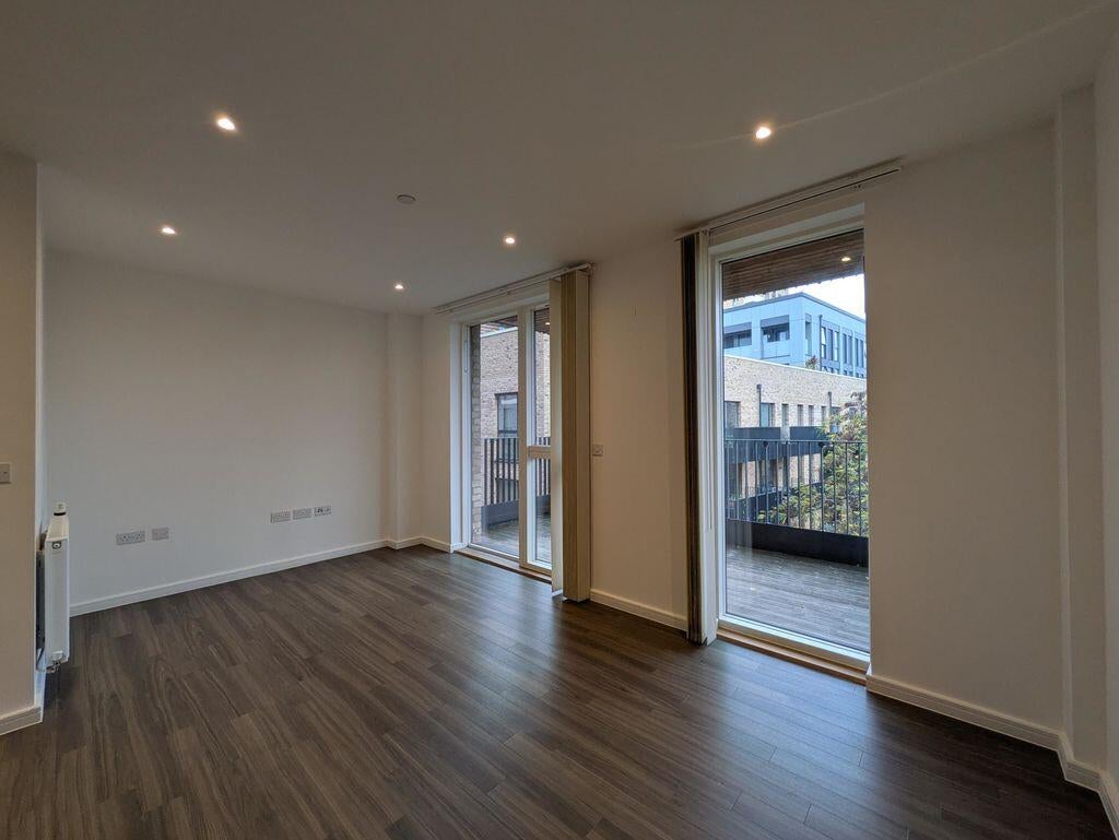 Flat Bollo Lane in Greater London
