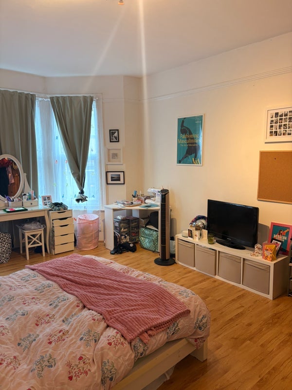 Room Salusbury Road in Greater London