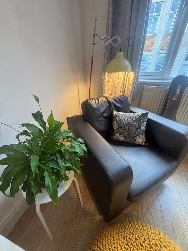 Flat Mayes Road in Greater London