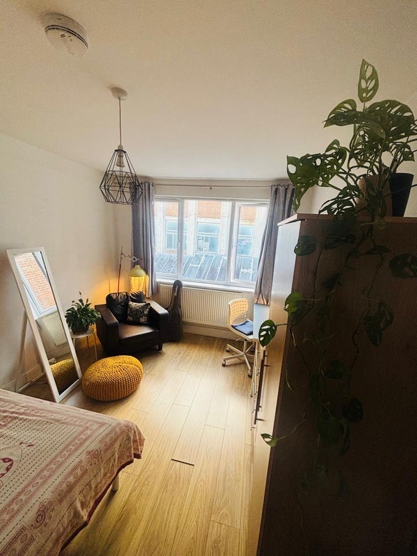 Flat Mayes Road in Greater London