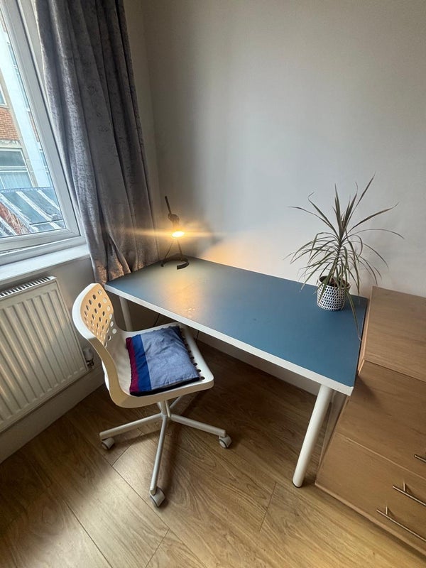 Flat Mayes Road in Greater London