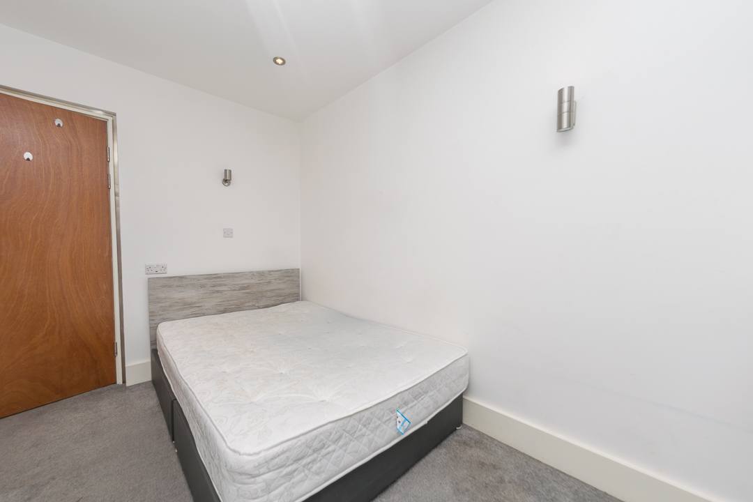 Room Upper Town Street in Leeds