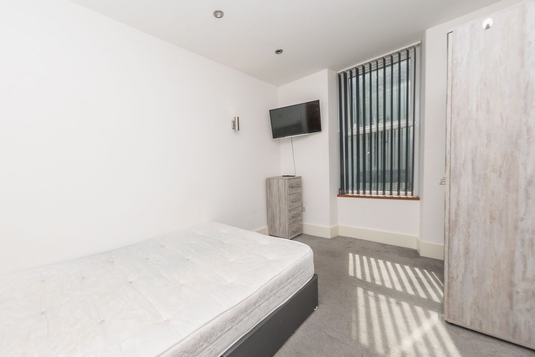 Room Upper Town Street in Leeds