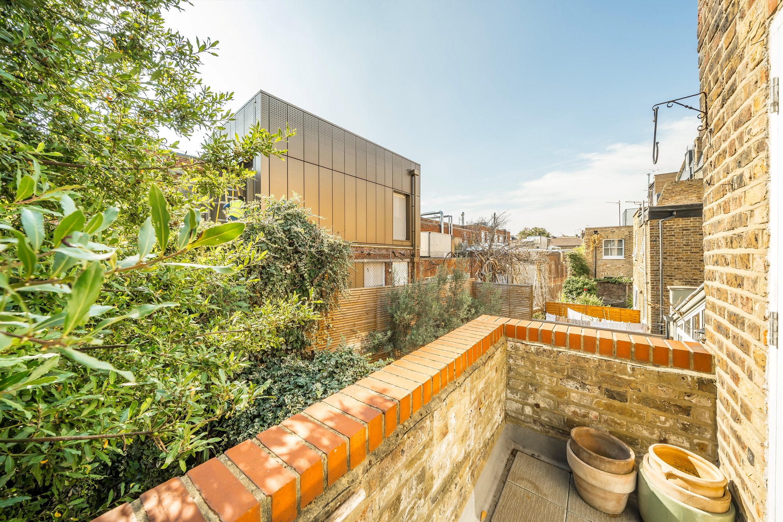 Flat Thornfield Road in Greater London