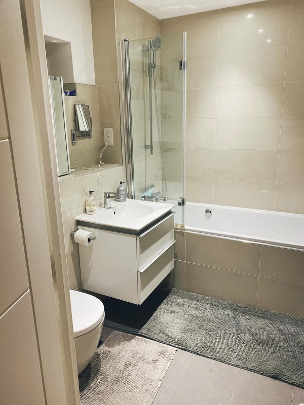 Room Regan Way in Greater London