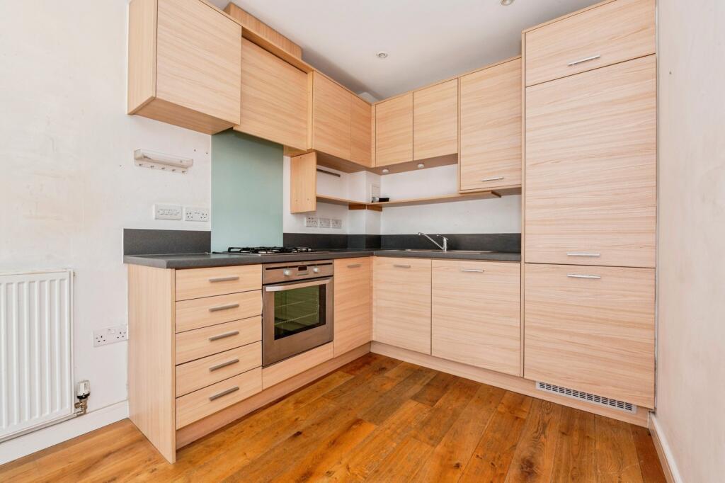 Flat Skylark Avenue in Dartford