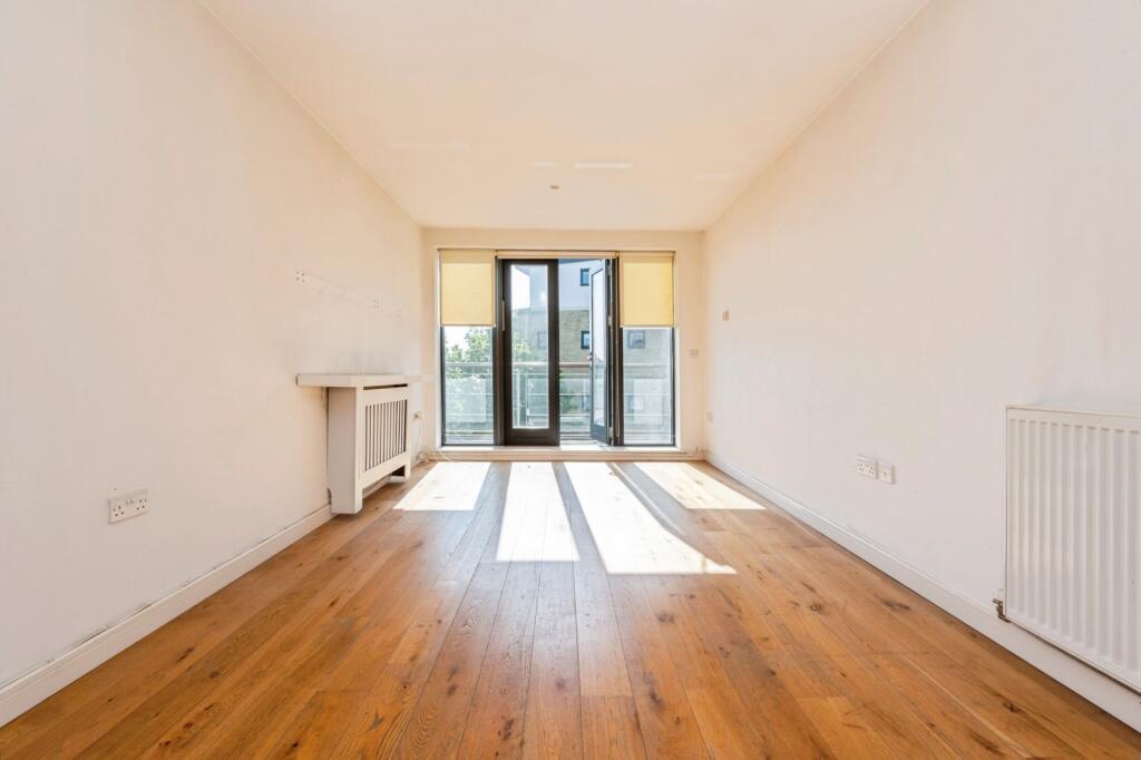 Flat Skylark Avenue in Dartford