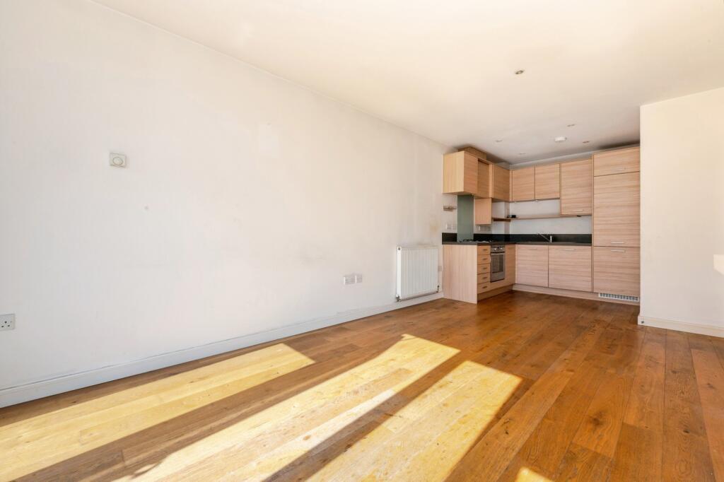 Flat Skylark Avenue in Dartford