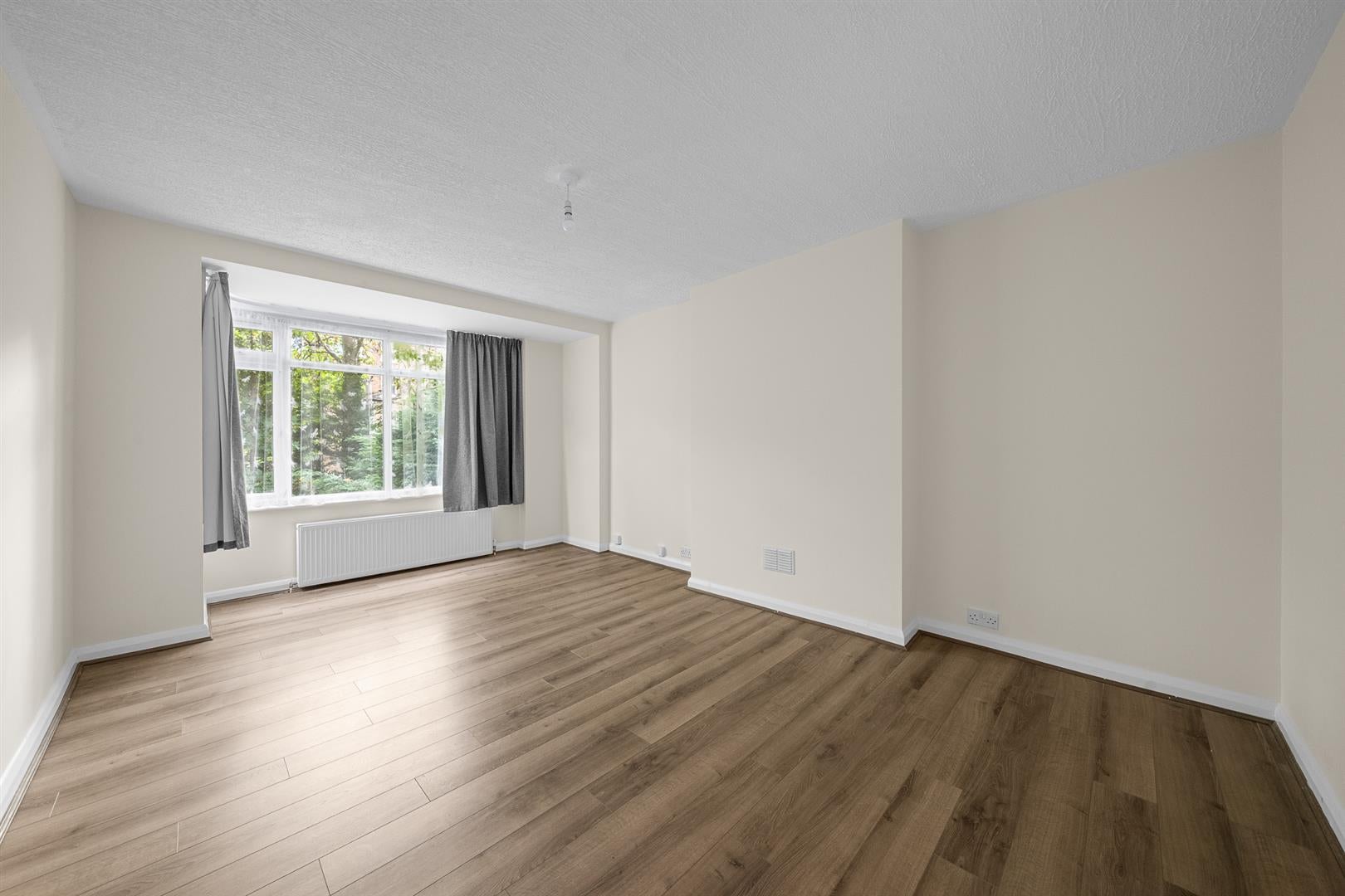 Flat Melbourne Court in Greater London