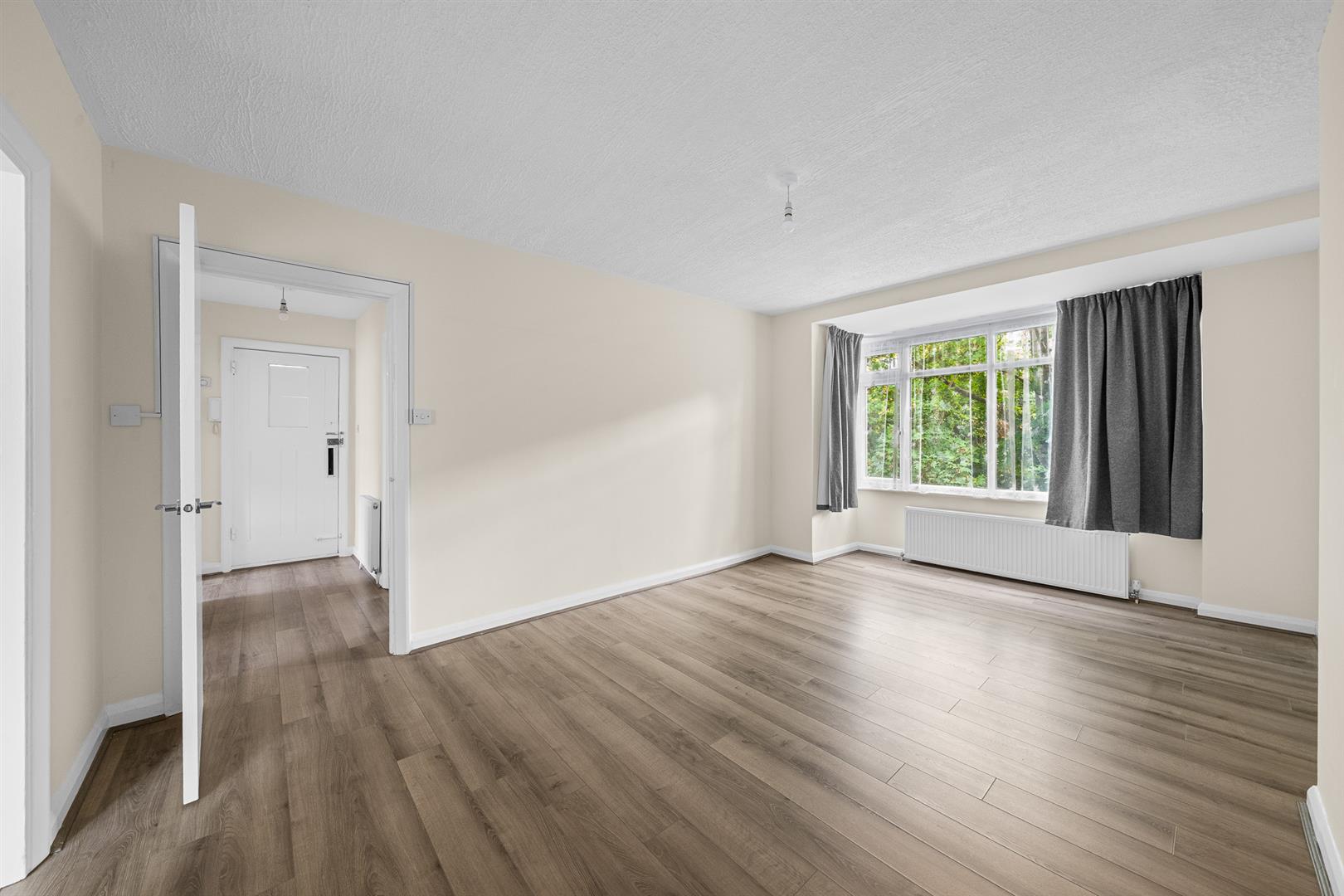 Flat Melbourne Court in Greater London