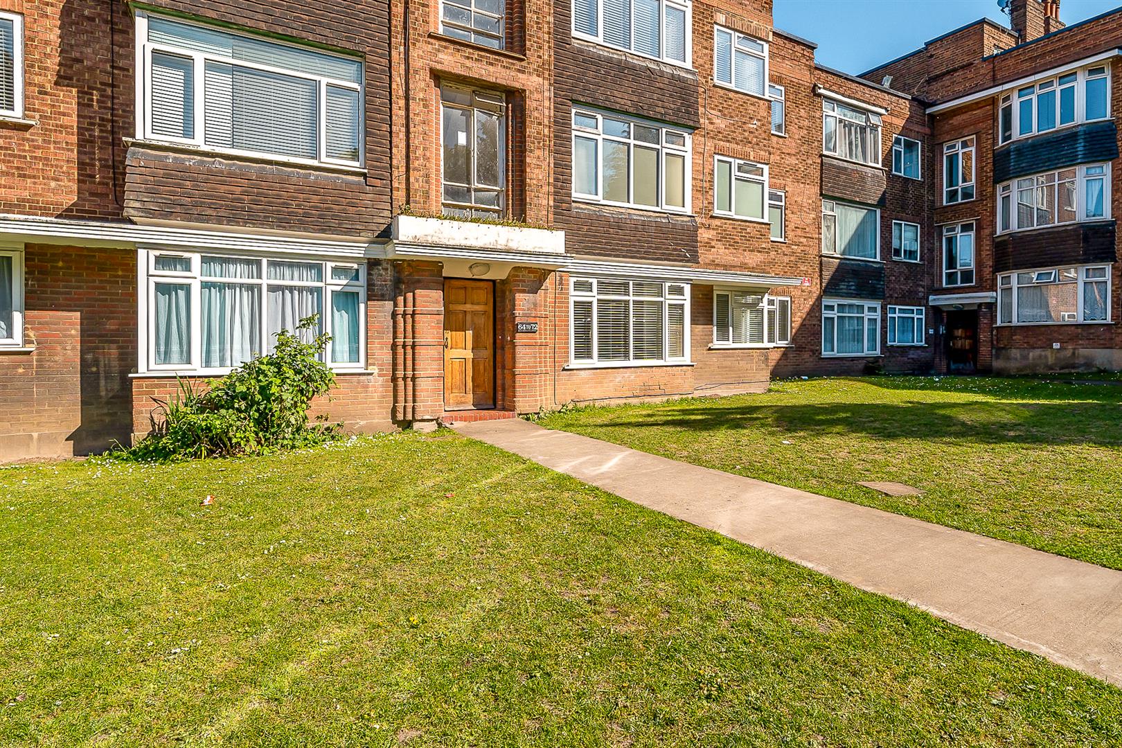 Flat Melbourne Court in Greater London